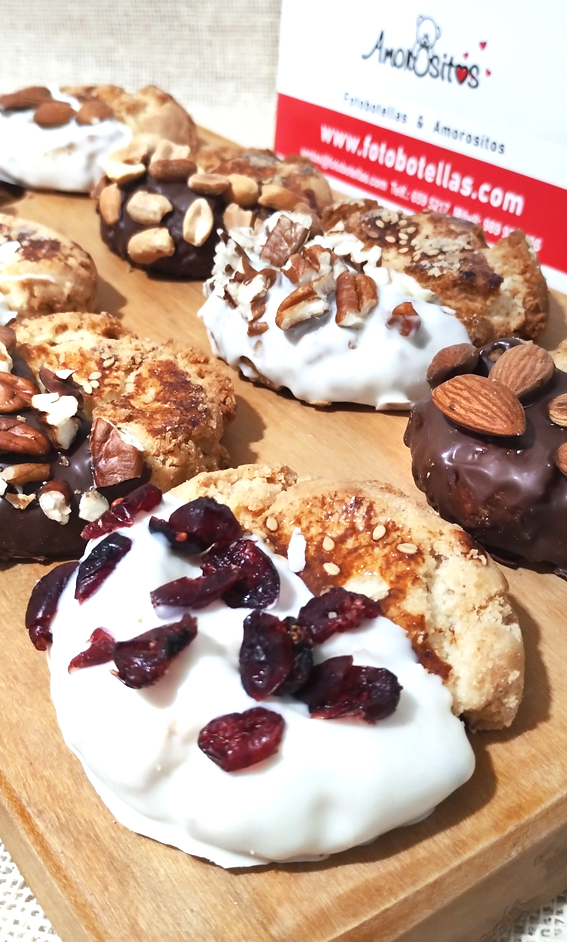 DELICIOSAS GALLETAS CRUJIENTES CON BAÑO DE COBERTURA BITTER O  BLANCA Y FRUTOS SECOS VARIADOS.