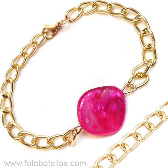 PULSERA DE ALUMINO CON BROCHE DE ACERO Y DIJE N&Aacute;CAR COLORES VARIADOS.